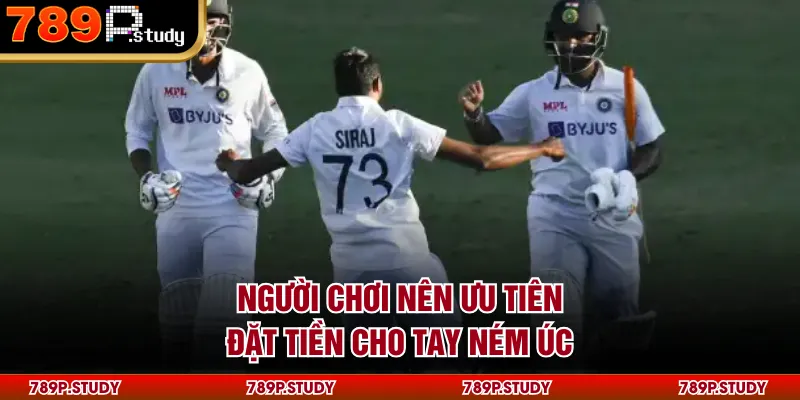 Người chơi nên ưu tiên đặt tiền cho tay ném Úc